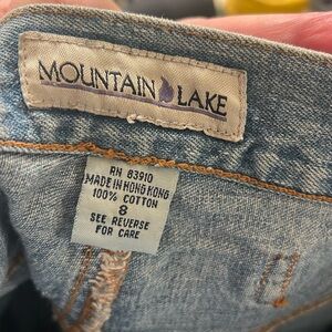 Vintage women’s Mountain Lake adjustable boot cut light wash jeans.
